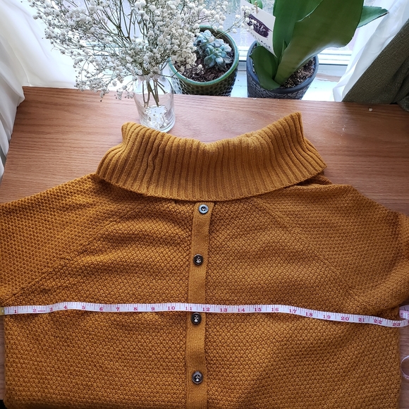 Mustard yellow turtleneck sweater - Picture 3 of 4